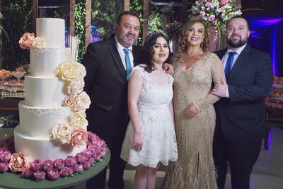 La quinceañera junto a sus padres Adán Balbuena Figueredo y Elisa Sánchez Martínez, y su hermano Alán Balbuena.