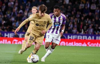 El delantero del Barcelona Pablo Torres (i) juega un balón ante el ecuatoriano Gonzalo Plata, quien marcó un gol para el Valladolid en el partido disputado ayer.