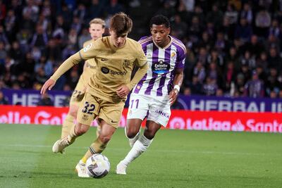 El delantero del Barcelona Pablo Torres (i) juega un balón ante el ecuatoriano Gonzalo Plata, quien marcó un gol para el Valladolid en el partido disputado ayer.
