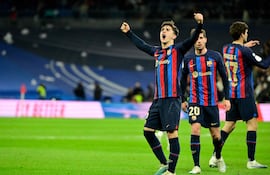 Festejo de los jugadores del Barcelona tras el gol en el Bernabeu