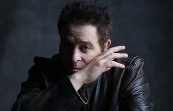 Adam Duritz dejó atrás las rastas para esta nueva etapa.