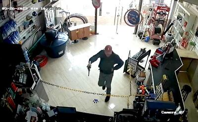 El delincuente ingresa al local con revólver en mano para materializar el robo agravado.