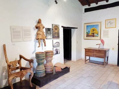 A la derecha se ubican los cuadros del artista Luis Delgado, en diálogo con las piezas históricas del museo.