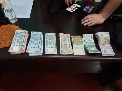 Dinero que estaba en poder de los detenidos, quienes cobraban los vueltos con billetes reales luego de pagar con los falsos de G. 100.000.