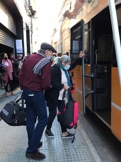 Ciudadanos paraguayos varados en Argentina abordan un bus para su repatriación, en Buenos Aires.