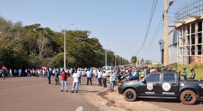 Los manifestantes se reunieron en la línea internacional para exigir la  reapertura de la frontera.
