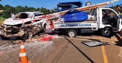 El violento triple choque ocurrido sobre el puente Costa Cavalcanti dejó importantes daños materiales.