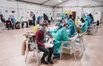 Personal sanitario administra vacunas antiCOVID-19 en en Turín, Italia, el 12 de enero de 2022.