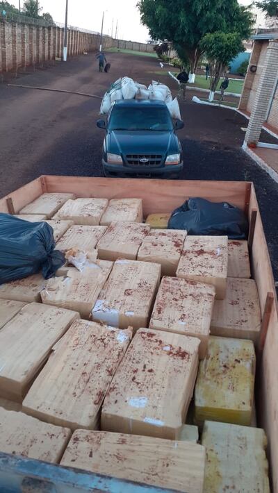 Paquetes de droga incautados durante el procedimiento de anoche.