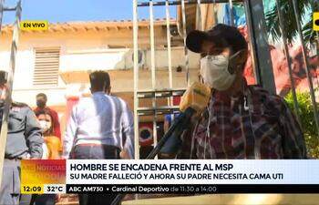 Hombre se encadena frente a Salud, exigiendo cama de terapia para su padre