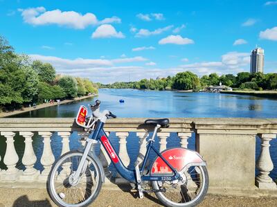 También se creó una amplia red de bicisendas para que los ciclistas puedan circular con mayor seguridad entre el tráfico. Ya existen unos 360 kilómetros, y está previsto un total de 1.400.