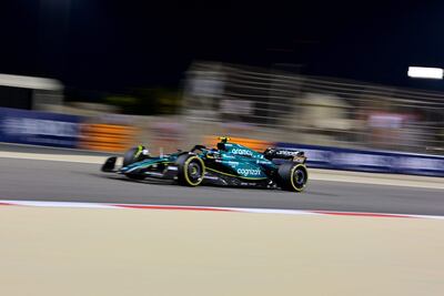 El Aston Martin del español Fernando Alonso durante la segunda sesión de entrenamientos en el Circuito Internacional de Sakhir, sede de la primera fecha del Mundial 2023 de la Fórmula 1.