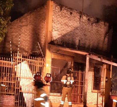 Bomberos voluntarios de Ciudad del Este fueron convocados para controlar el incendio.