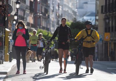 La gente camina en Madrid el 10 de mayo de 2020 durante las horas permitidas por el gobierno para hacer ejercicio, en medio del cierre nacional para evitar la propagación de la enfermedad COVID-19.