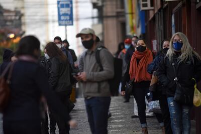 Gente abrigada en el microcentro de Asunción.