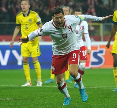 Lewandowski inicia el festejo de su gol, el primero para Polonia en la victoria 2-0 sobre Suecia.