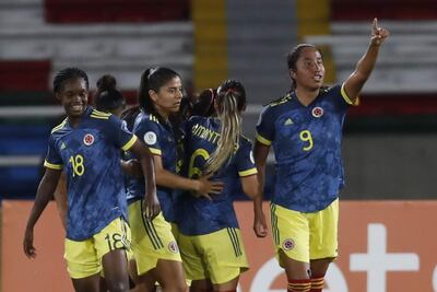 Nayely Bolaños (d) de Colombia celebra un gol ante Ecuador.