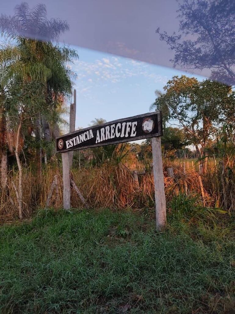 Acceso al establecimiento propiedad de la intendente de San Alfredo. Foto gentileza.