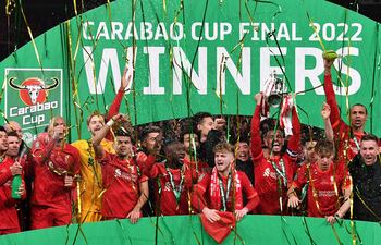 Jordan Henderson, capitán del Liverpool, levanta el trofeo de la Copa de la Liga inglesa rodeado de sus compañeros, tras la final en Wembley.