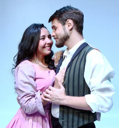 Eli Marín y Erik Gehre interpretan a una pareja de enamorados que debe hacer frente a la guerra en “La noche antes”.