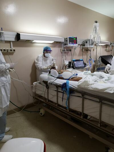 Profesionales médicos asisten a un contagiado por covid en la Unidad de Terapia Intensiva.