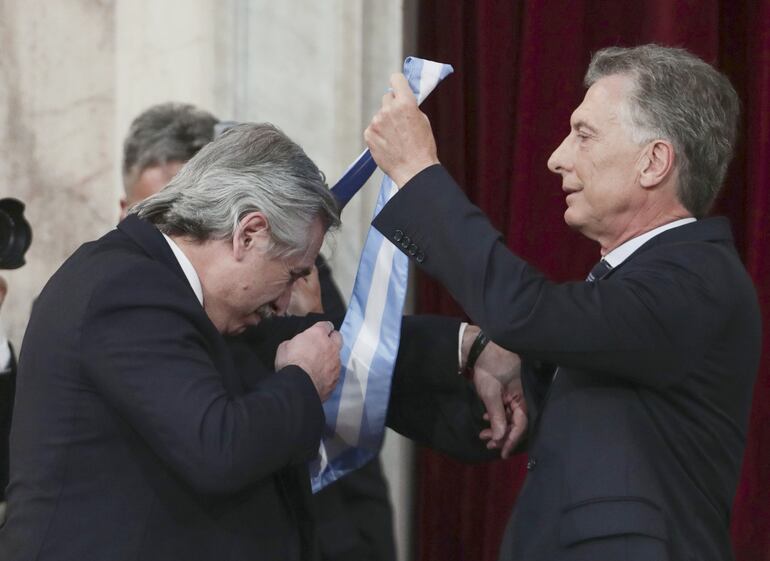 El presidente saliente, Mauricio Macri, entregó los atributos presidenciales a su sucesor, Alberto Fernández, que gobernará hasta diciembre de 2023.