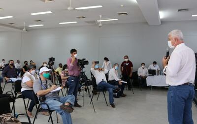 El ministro Arnoldo Wiens conversando hoy con pobladores de Pilar.