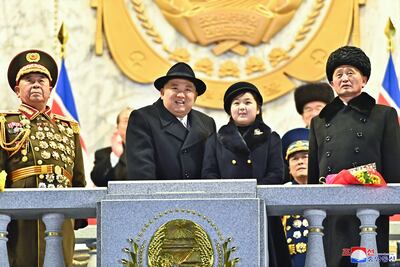 El líder supremo de Corea del Norte, Kim Jong-un (c) junto a su hija Kim Ju-ae (centro, der.) observa el desfile militar en la plaza Kim Il Sung por el 75° aniversario de fundación del país comunista.  (EFE/EPA/KCNA)