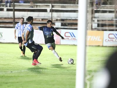 Jorge González, del 12 de Octubre, se dispone a disparar a portería en el partido contra Guaireña.