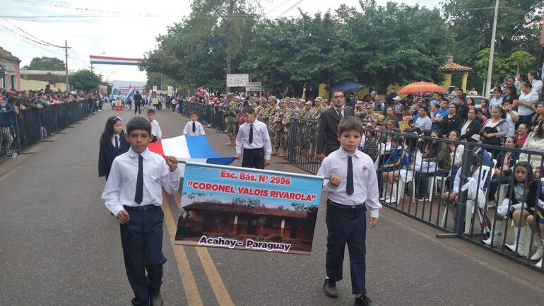 Alumnos de la escuela Valois Rivarola pasan frente al público que se asoció al acontecimiento.
