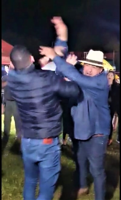 Momento que el edil departamental Aníbal Oliver, agrede al funcionario municipal Josué Lugo.