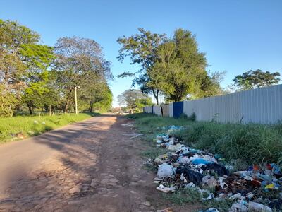 Todo tipo de basura es arrojada en la calle, aparentemente desde hace meses