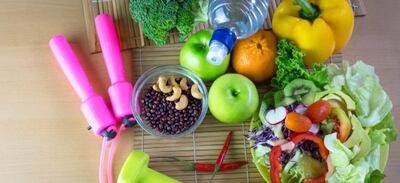 Iniciar el 2023 con una dieta saludable, completa, recuperación de la microbiota intestinal con alimentos naturales, saludables, beber agua y actividades físicas.