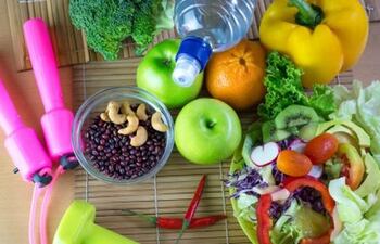 Iniciar el 2023 con una dieta saludable, completa, recuperación de la microbiota intestinal con alimentos naturales, saludables, beber agua y actividades físicas.