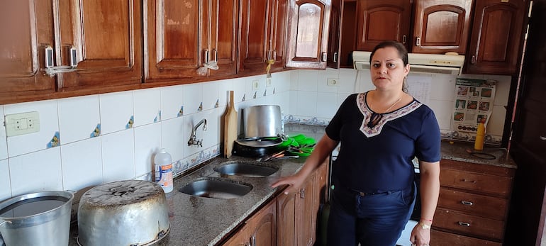 La directora de la escuela, Laura Molinas, sostuvo que la escuela no tiene rubros para limpiadora y celadora, y que una comisión de padres colabora con la institución en la cobertura de algunos servicios. Aquí en la cocina de la escuela, remozada y acondicionada por la comisión de padres.