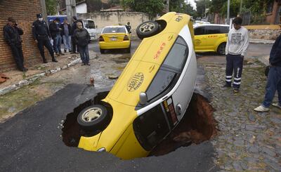 El taxista relató que al cruzar la calle Picuiba sintió que el vehículo se deslizó hacia un lado, posteriormente, el rodado se hundió. Un vecino acudió a su ayuda a las 5:30 de ayer.