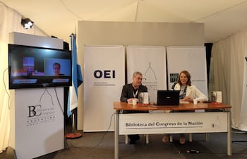 Ezequiel Martínez, presidente de la Fundación El Libro, de Argentina, y Nadia Czeraniuk, rectora de la UNAE y vicepresidente de la Fundación Augusto Roa Bastos, durante el homenaje al Premio Cervantes, durante la 47ma. Edición de la Feria Internacional del Libro, en Buenos Aires.