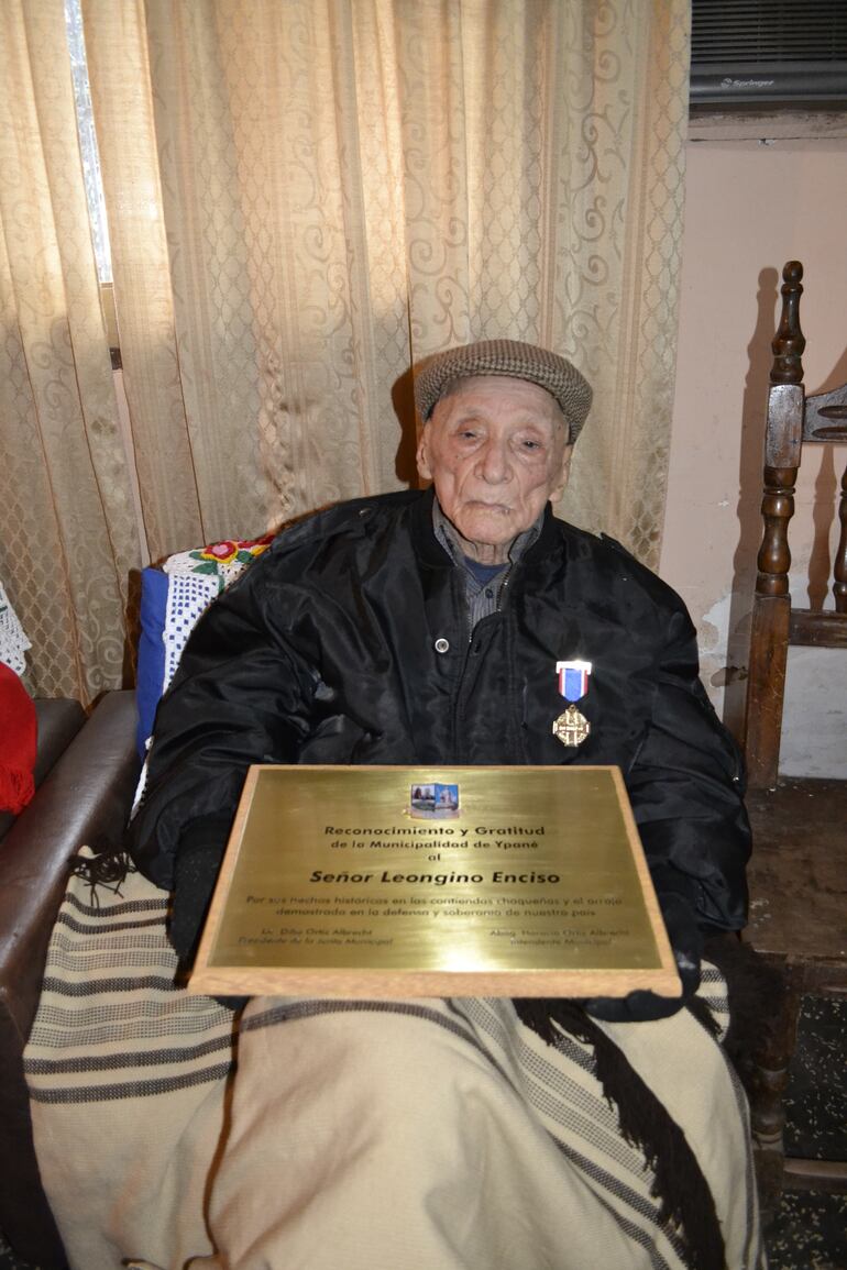 El héroe de la Guerra del Chaco, don Leongino enciso, muestra orgulloso el reconocimiento recibido de la municipalidad de su ciudad natal y en el pecho luce la Cruz del Defensor.