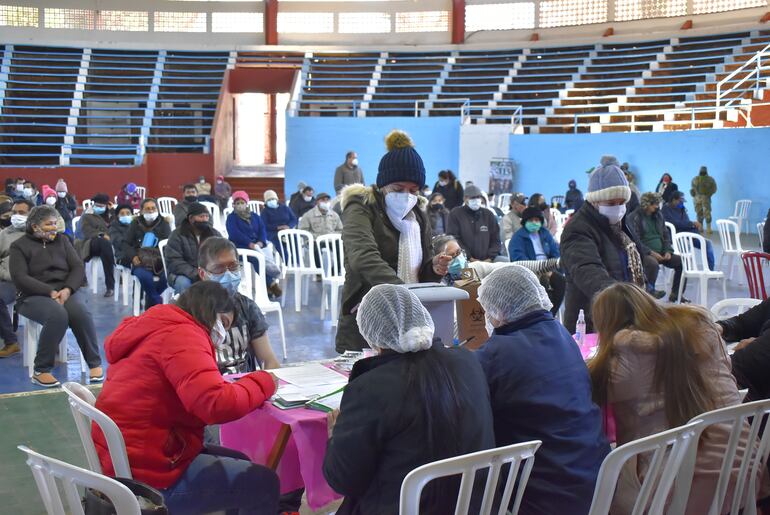 Una importante cantidad de adultos mayores de 50 años acudieron hoy al vacunatorio de Villarrica para aplicarse las dosis anticovid. 