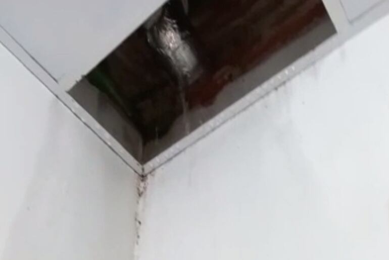 El agua  chorreando por un sector del techo del hospital de Caaguazú