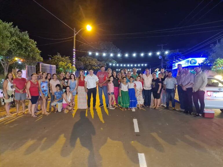 Los vecinos de uno de los barrios reciben la visita de los fiscalizadores de la municipalidad.