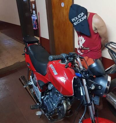 El presunto ladrón y la motocicleta recuperada de su poder.