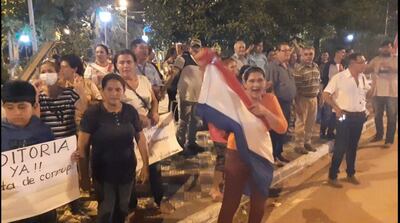 La ciudadanía celebra como un primer paso importante la desaprobación de la gestión municipal por parte de la mayoría de los ediles