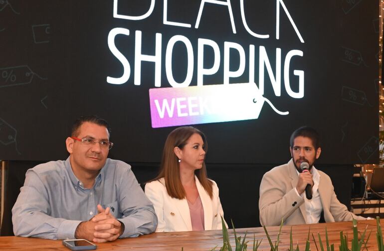 Gian Picollo y Andrés Kemper, en representación de la Cámara de Centros Comerciales junto a Carolina Silva, de Puma Energy, dieron detalles de la nueva edición del Black Shopping Weekend.