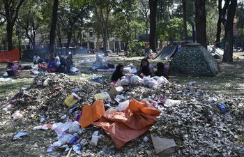 Grupos de indígenas se asientan en la Plaza Uruguaya y llena este espacio recreativo de basuras.