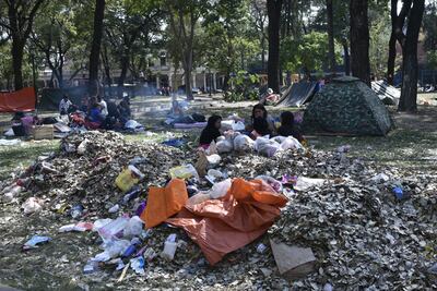 Grupos de indígenas se asientan en la Plaza Uruguaya y llena este espacio recreativo de basuras.