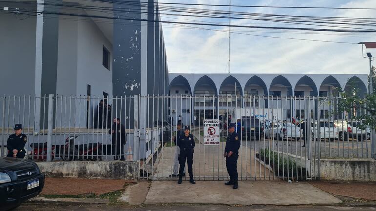 Todos los accesos a la sede departamental de Guairá están custodiados por agentes policiales.
