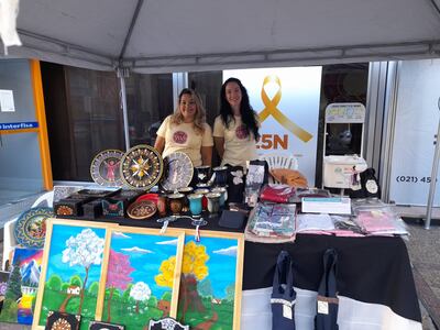 Emprendedoras ofrecen sus productos frente al Ministerio de la Mujer.