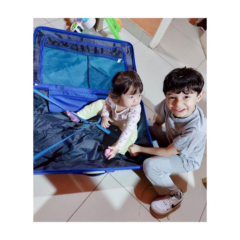 Tiernos pequeñitos. Eira y Tino Arriola Valobra, momentos previos al viaje de mamá Andrea. (Instagram/Andrea Valobra)
