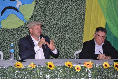 Manuel Silvero, izquierda, aparece juntos a Javier Arevalos, durante el segundo coloquio mundial sobre la crisis medioambiental.